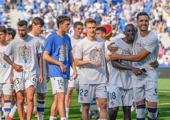 Merino, que abraza a Traoré, no ha jugado y ha sido el protagonista de la celebración tras el partido.