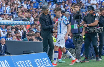 Imanol se dirige a Kieran Tierney al ser sustituido en el último partido de la temporada.
