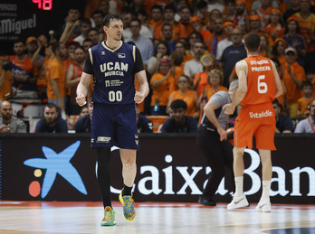 Rodions Kurucs, de cara, y Xabi López-Arostegi, de espaldas, demuestran la deriva de UCAM Murcia y sobre todo Valencia Basket.