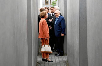 Beate y Serge Klarsfeld, de naranja y mirando a cámara, en el monumento del holocausto de Berlín, junto a los presidentes francés y alemán, Emmanuel Macron y Frank-Walter Steinmeier.