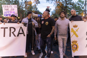 Alvise, a la izquierda del líder de Desokupa, en una manifestación en Barcelona.