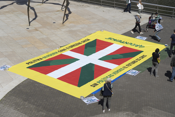 Greenpeacek EAEko hauteskundeen atarian ateratako ikurriña.