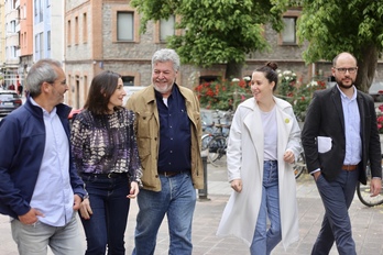 Juantxo López de Uralde, en el centro de la imagen, en el acto electoral celebrado en Gasteiz. 