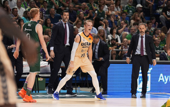 Ludde Hakanson celebra un éxito murciano ante la patizamba mirada de Sito Alonso y Sekulic.