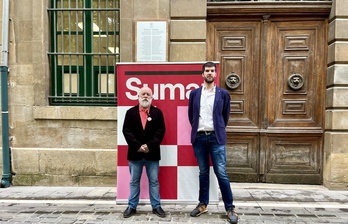 Joaquín Sevilla y el candidato navarro Carlos Guzmán, en un acto de Sumar.