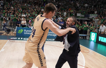 Dustin Sleva y Sito Alonso celebran el pase a la final de la Liga ACB de UCAM Murcia.