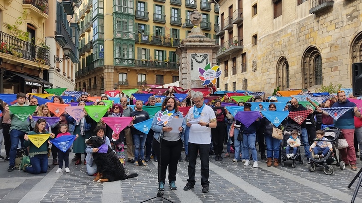 Nerea Zuloaga (ezkerrean) pasa den Batuz sistemaren ondorioez oharartarazteko agerraldi batean.