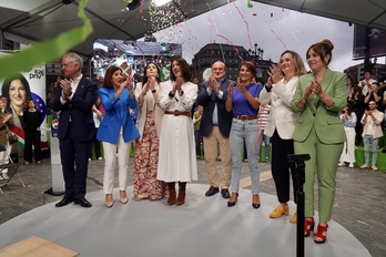 Los protagonistas del mitin final del PNV, ayer al atardecer frente al Arriaga, en Bilbo.