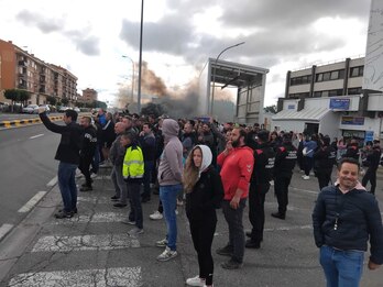 Greba mugagabeari ekin diote Mondelezeko langileek Bianan