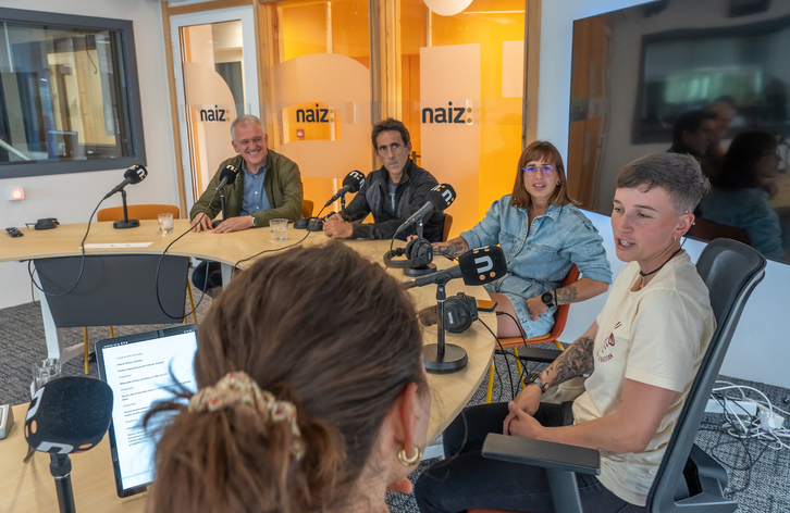 Ezkerretik eskuinera, Joxemi Elduayen Hondarribiko presidentea, Osertz Alday Lekittarrako entrenatzailea, eta Mar Larrea Arraun Lagunakeko arraunlaria eta Andrea Astudillo patroia.