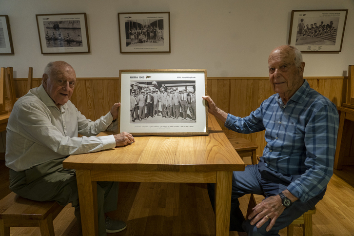 Irudian ezkerrean Iñaki Egibar eta eskuinean Trinido Bakeriza, 1960 urtean Erromako Olinpiar Jokoetara joan zirenen koadroa eskuan.
