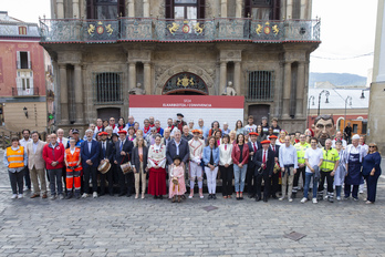 Foto de familia ante el Ayuntamiento de Iruñea. 