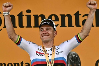 Evenepoel celebra su primera victoria en el Tour.
