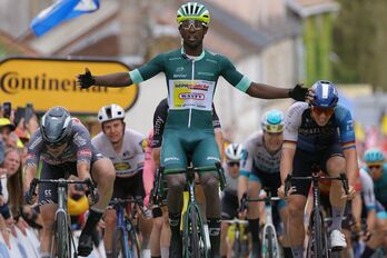 Grmay levanta los brazos en la llegada de Colombey-les-Deux-Eglises.