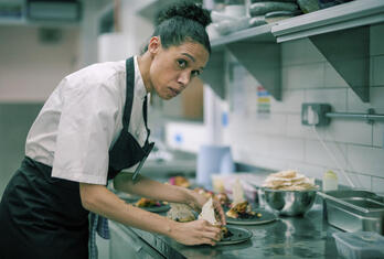 Vinette Robinson-ek gorpuzten duen pertsonaia sukaldean