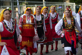 Un grupo de bailarinas ensaya antes de su actuación