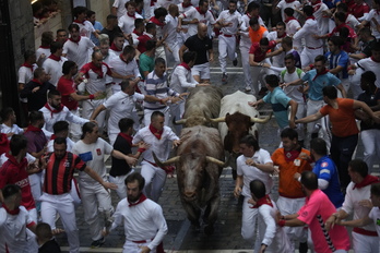 Dos cabestros y el toro jabonero abren la carrera en la Estafeta.