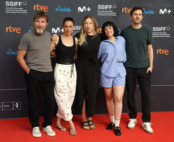 Equipo de «Los destellos», con Lopez Arnaiz al frente, basada en la novela ‘Bihotz handiegia’ de Eider Rodriguez.