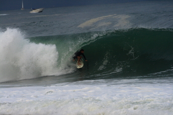 Surflari Ernegatua Hossegorreko La Graviere hondartzako olatu batean.