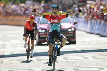 Victor Campenaerts, feliz y eufórico al cruzar la línea de meta.