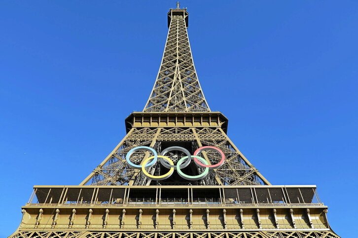 Uztai olinpikoak, Pariseko Eiffel Dorrean.