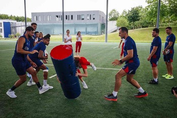 Evento promocional la pasada semana con la selección francesa de Seven y las bailarinas del mítico Moulin Rouge.