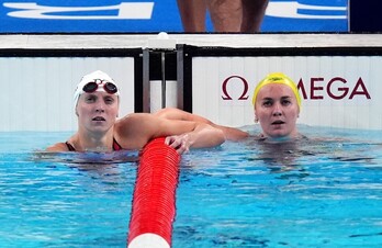 Titmus, a la derecha, junto a la estadounidense Ledecky.