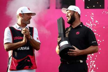 Jon Rahm, con el trofeo conquistado el pasado fin de semana en la localidad británica de Rocester.