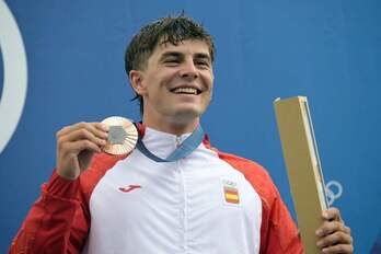 Pau Echániz, en el podium, sonriente con su medalla de bronce. 