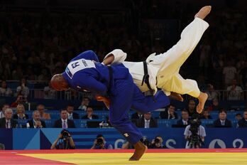 Teddy Riner, de un golpe de cadera, supera al surcoreano Kim Minjong.