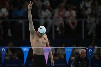 Al-Bawwab hace el símbolo de la paz antes de competir en los Juegos Olímpicos de París. 