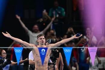 Léon Marchand celebra su cuarto oro en París.