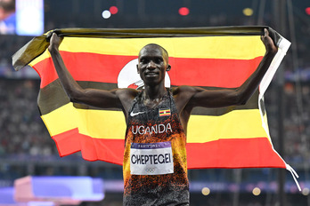 Joshua Cheptegei celebra su triunfo en París.