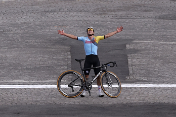 Evenepoel se ha bajado de la bicicleta para celebrar el triunfo.