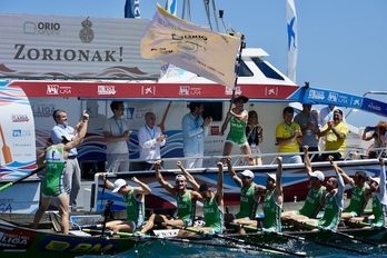 Orion ezustean garaile, pozarren Hondarribiako arraunlariak.