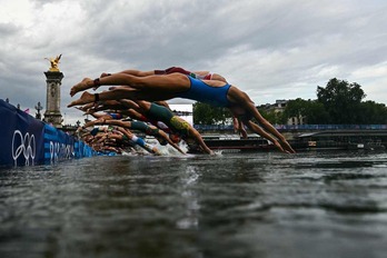 Las triatletas saltan al Sena para competir en la prueba individual, el pasado 31 de julio. 