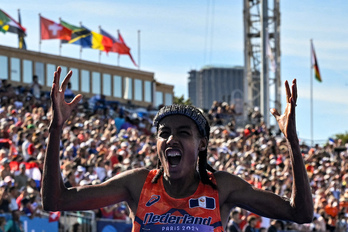 Sifan Hassan celebra la victoria en maratón. 