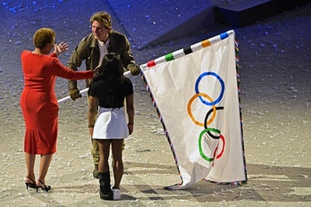 Tom Cruise recibe la bandera olímpica para Los Angeles junto a Simone Biles.