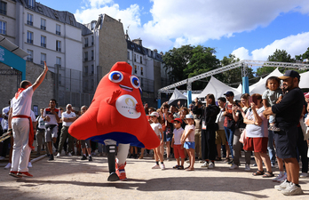 La mascota de los Juegos de París Phryge baila en las Arenas de Lutecia, en la capital gala.