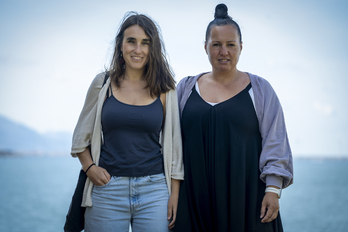 EHUko Olatz Arriaga eta Nahiara Mugerza ikerlariak Arrigunagako hondartzan