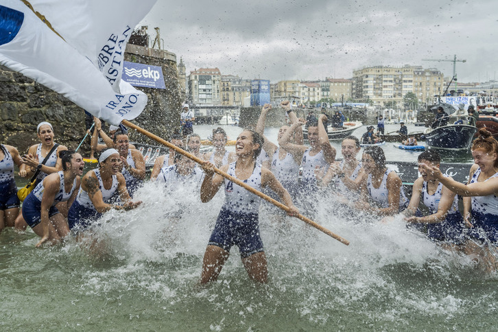 Aiora Belartieta Donostia Arraun Lagunakeko arraunlaria, aurtengo Kontxako Bandera astintzen.