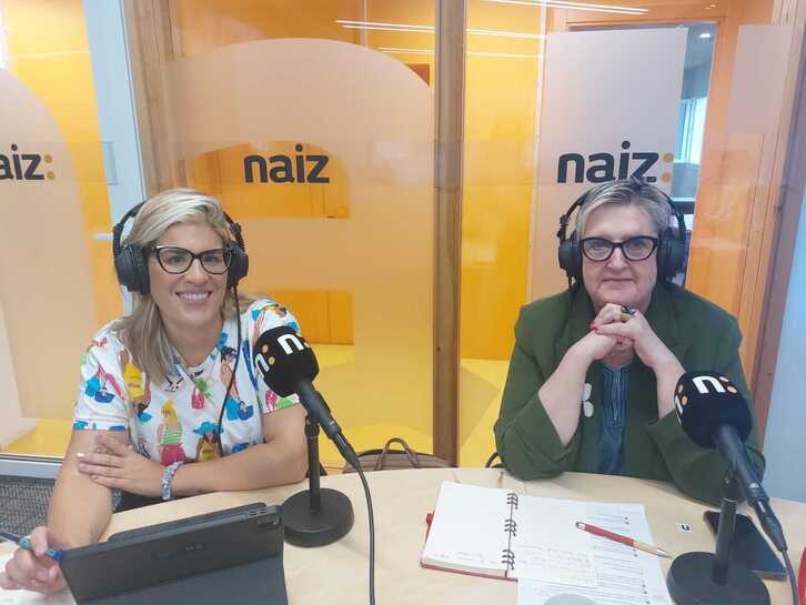 Olaia Duarte eta Maria Luisa Gurrutxaga analisi mahaiko parte hartzaileak Donostiako estudioan.