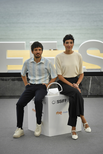 El director Pedro Martín-Calero junto a la guionista Isabel Peña.