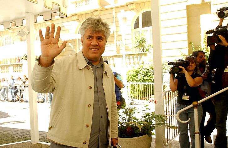 Pedro Almodovar 2004ko Zinemaldian  Maria Cristina hotelera iristen