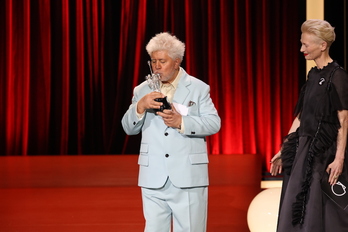  Pedro Almodóvar tras recibir el Premio Donostia de manos de Tilda Swinton.