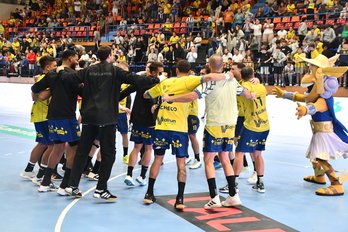 Los jugadores celebran el primer triunfo de la temporada.