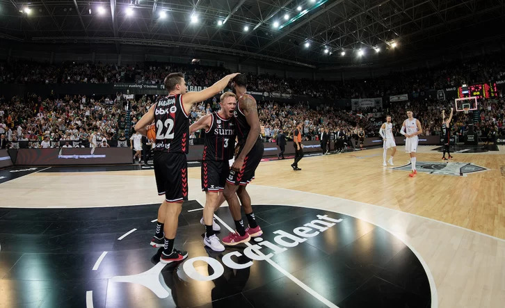 Bilbao Basketeko jokalariak Real Madrilen aurkako garaipena ospatzen.