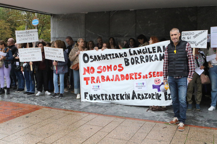 Protesta Osakidetzaren aldeko herri ituna adosteko lehen bileran, Bilbon.