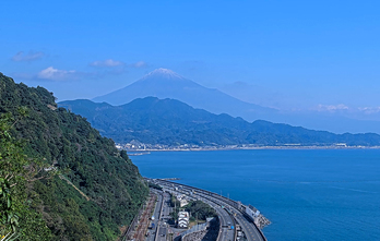 La cima del icónico monte Fuji, algo blanqueada al fin este 6 de noviembre.