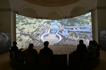 Una pantalla gigante muestra en el Vaticano vídeos sobre la construcción de la basílica de San Pedro durante una presentación de ‘Experiencia mejorada con IA en la Basílica de San Pedro’.